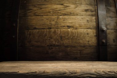 fıçının arka planı ve aşınmış eski ahşap masa