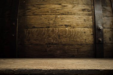 fıçının arka planı ve aşınmış eski ahşap masa