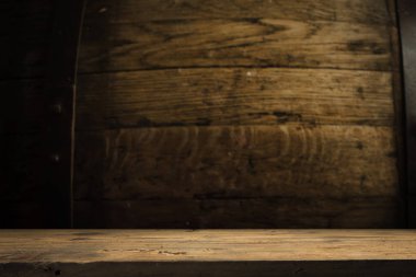 fıçının arka planı ve aşınmış eski ahşap masa