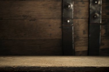 fıçının arka planı ve aşınmış eski ahşap masa