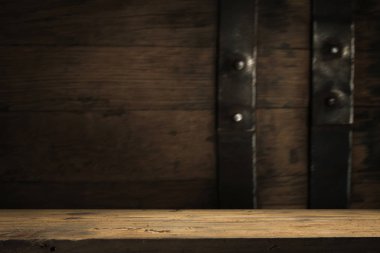 fıçının arka planı ve aşınmış eski ahşap masa