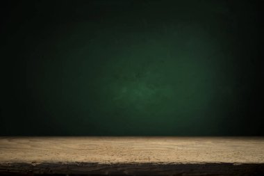 fıçının arka planı ve aşınmış eski ahşap masa