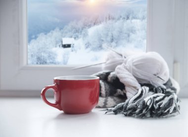 Kış arka plan - fincan şeker kamışı, yün, ipek eşarp ve eldiven pencere ve kış sahne açık havada. Natürmort rahat ev soğuk havalarda açık havada ile kış zaman harcama kavramı ile