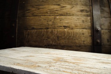 fıçının arka planı ve aşınmış eski ahşap masa