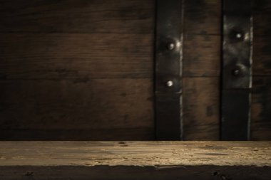 fıçının arka planı ve aşınmış eski ahşap masa