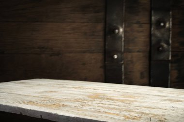 fıçının arka planı ve aşınmış eski ahşap masa