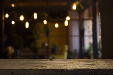 Resterant ışıkların soyut bulanık arkaplanının önündeki ahşap tablo resmi