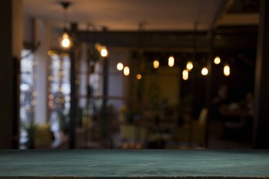 Resterant ışıkların soyut bulanık arkaplanının önündeki ahşap tablo resmi