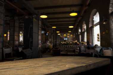 Resterant ışıkların soyut bulanık arkaplanının önündeki ahşap tablo resmi