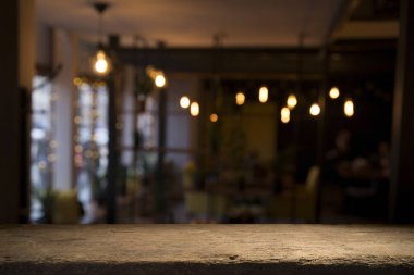 Resterant ışıkların soyut bulanık arkaplanının önündeki ahşap tablo resmi