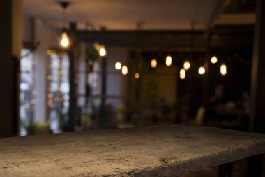 Resterant ışıkların soyut bulanık arkaplanının önündeki ahşap tablo resmi