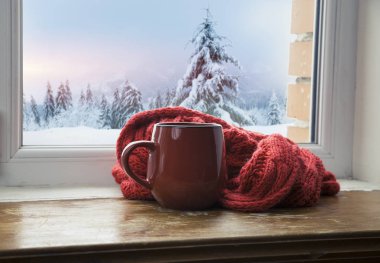 Kış arka plan - fincan şeker kamışı, yün, ipek eşarp ve eldiven pencere ve kış sahne açık havada. Natürmort rahat ev soğuk havalarda açık havada ile kış zaman harcama kavramı ile