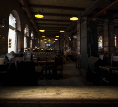 Resterant ışıkların soyut bulanık arkaplanının önündeki ahşap tablo resmi