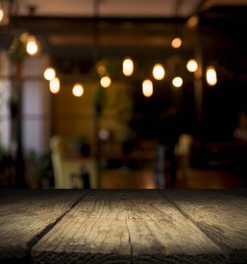 Resterant ışıkların soyut bulanık arkaplanının önündeki ahşap tablo resmi