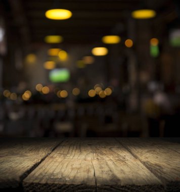 Resterant ışıkların soyut bulanık arkaplanının önündeki ahşap tablo resmi