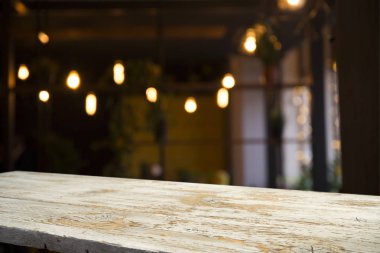 Resterant ışıkların soyut bulanık arkaplanının önündeki ahşap tablo resmi