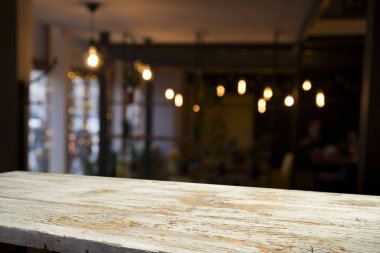 Resterant ışıkların soyut bulanık arkaplanının önündeki ahşap tablo resmi