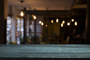 Resterant ışıkların soyut bulanık arkaplanının önündeki ahşap tablo resmi