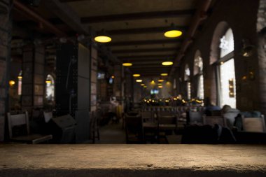 Resterant ışıkların soyut bulanık arkaplanının önündeki ahşap tablo resmi