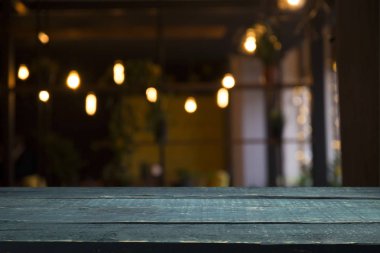 Resterant ışıkların soyut bulanık arkaplanının önündeki ahşap tablo resmi