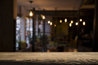 Resterant ışıkların soyut bulanık arkaplanının önündeki ahşap tablo resmi