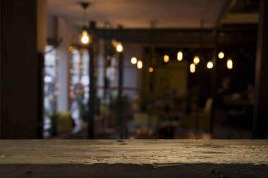 Resterant ışıkların soyut bulanık arkaplanının önündeki ahşap tablo resmi