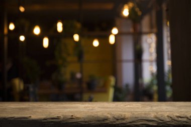 Resterant ışıkların soyut bulanık arkaplanının önündeki ahşap tablo resmi