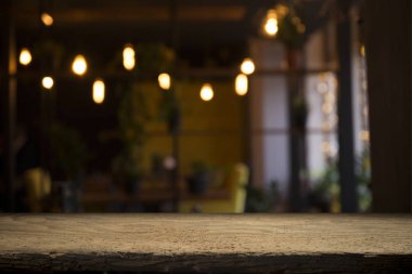 Resterant ışıkların soyut bulanık arkaplanının önündeki ahşap tablo resmi