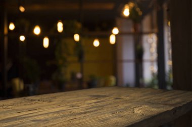 Resterant ışıkların soyut bulanık arkaplanının önündeki ahşap tablo resmi