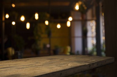 Resterant ışıkların soyut bulanık arkaplanının önündeki ahşap tablo resmi