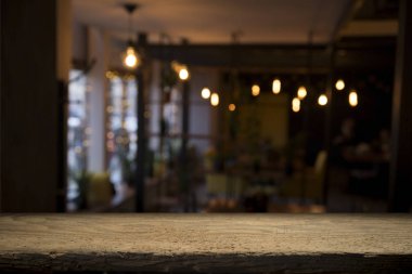 Resterant ışıkların soyut bulanık arkaplanının önündeki ahşap tablo resmi