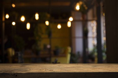 Resterant ışıkların soyut bulanık arkaplanının önündeki ahşap tablo resmi