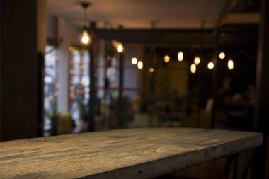 Resterant ışıkların soyut bulanık arkaplanının önündeki ahşap tablo resmi