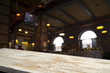 Resterant ışıkların soyut bulanık arkaplanının önündeki ahşap tablo resmi