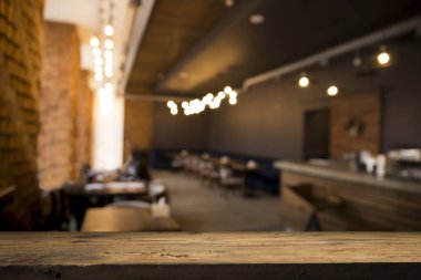 Resterant ışıkların soyut bulanık arkaplanının önündeki ahşap tablo resmi