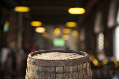 Bira fıçısı ve bira bardakları tahta bir masada. Koyu kahverengi arkaplan.