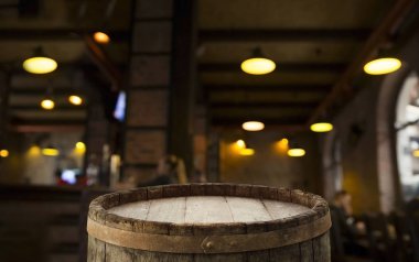 Bira fıçısı ve bira bardakları tahta bir masada. Koyu kahverengi arkaplan.