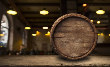 Bira fıçısı ve bira bardakları tahta bir masada. Koyu kahverengi arkaplan.