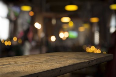 Resterant ışıkların soyut bulanık arkaplanının önündeki ahşap tablo resmi