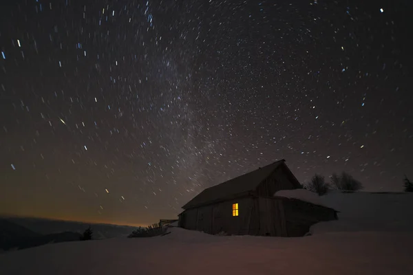 Casa de madera en invierno bosque nieve montaña , — Foto de Stock
