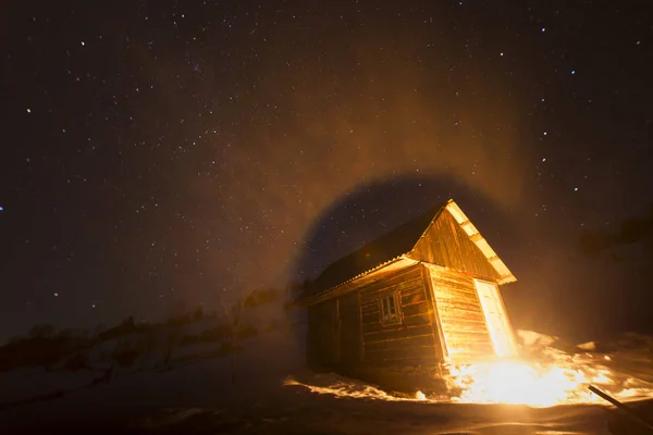 Casa de madera en invierno bosque nieve montaña , — Foto de Stock