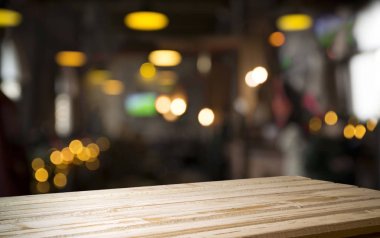 Bira fıçısı ve bira bardakları tahta bir masada. Koyu kahverengi arkaplan.