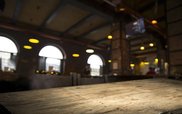 Biervat Met Bierglazen Een Houten Tafel Donkerbruine Achtergrond — Stockfoto