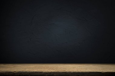 Koyu arka plan üzerinde alev etkisi ile eski ahşap masa.