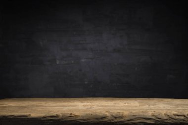 Koyu arka plan üzerinde alev etkisi ile eski ahşap masa.