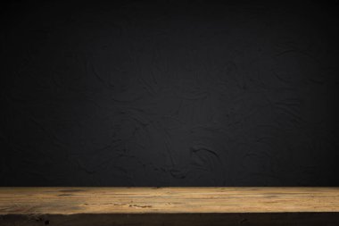 Koyu arka plan üzerinde alev etkisi ile eski ahşap masa.