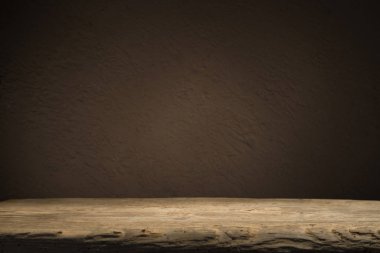 Koyu arka plan üzerinde alev etkisi ile eski ahşap masa.