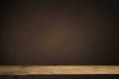 Koyu arka plan üzerinde alev etkisi ile eski ahşap masa.