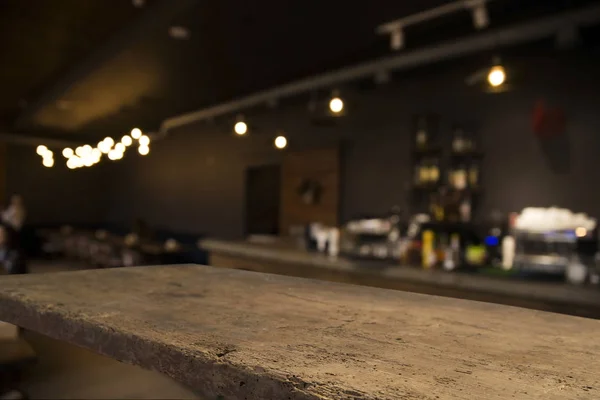 木製のテーブルの上にビールグラスとビール樽 暗褐色の背景 — ストック写真