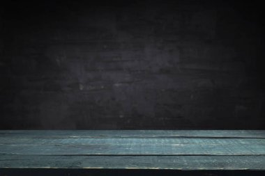 Koyu arka plan üzerinde alev etkisi ile eski ahşap masa.